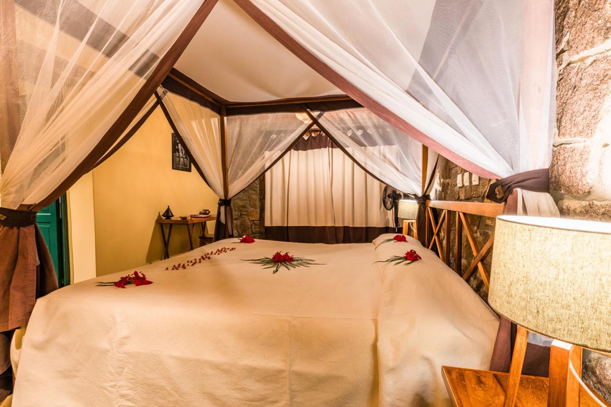 Отель Le Relais De La Reine De L'Isalo Ranohira Экстерьер фото