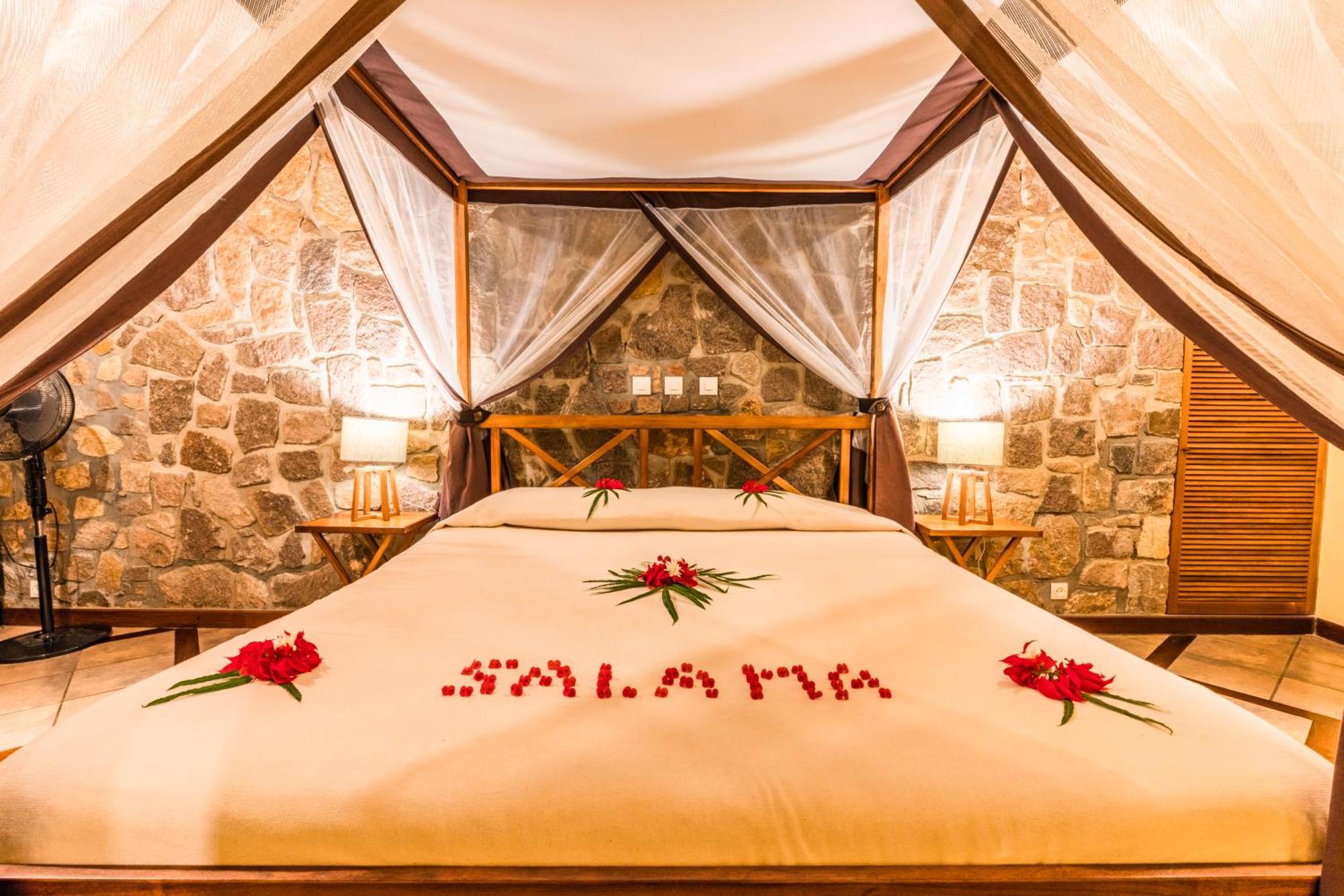 Отель Le Relais De La Reine De L'Isalo Ranohira Экстерьер фото